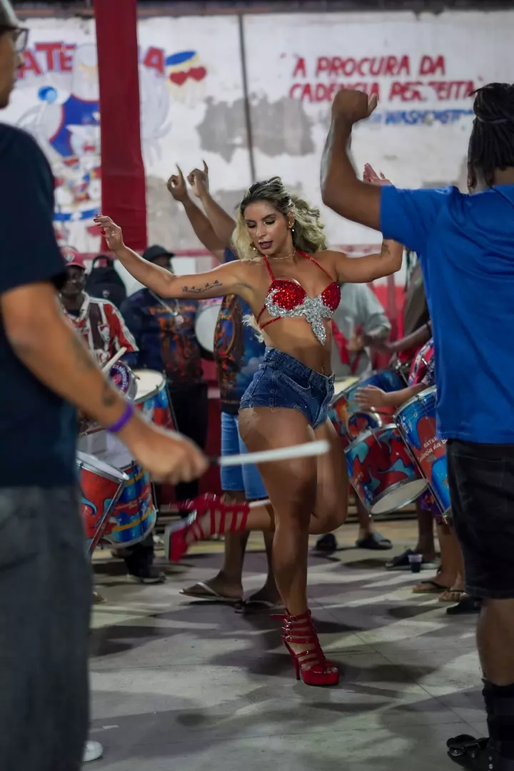 Carolane Silva participa do ensaio da Cadência da Baixada